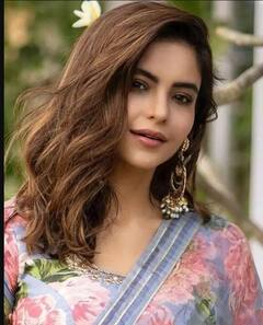 આમના શરીફે ફ્લોરલ પ્રિન્ટેડ સાડીમાં બતાવી પોતાની બોલ્ડ અદા, લાગી રહી છે અપ્સરા