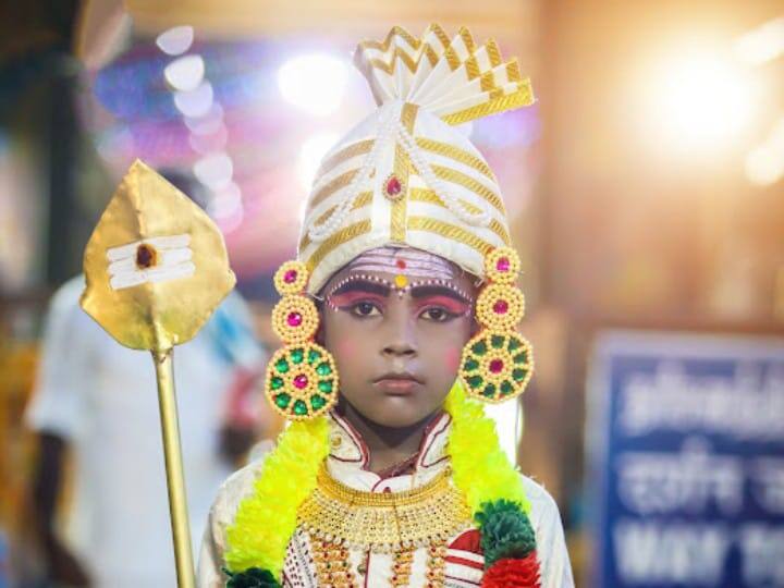 முருகன் வேடமிட்டு சாமி தரிசனம் செய்ய காத்திருக்கும் முருகன்.