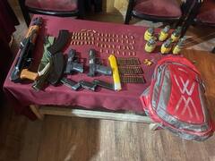 जम्मू कश्मीर: अनंतनाग में पुलिस देख कार और हथियार छोड़ भागा शख्स, AK-56 समेत कई हथियार बरामद