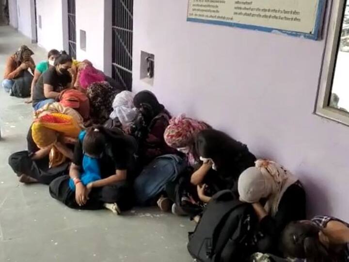 अलवर शहर में स्पा सेंटर और कैफे की आड़ में चल रहे अनैतिक कार्यों पर पुलिस ने बड़ी कार्रवाई की है. शिवाजी पार्क और कोतवाली थाना क्षेत्रों के करीब एक दर्जन से ज्यादा ठिकानों पर कार्रवाई की है.