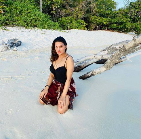 ਛੁੱਟੀਆਂ ਮਨਾਉਣ Maldives ਪਹੁੰਚੀ Himanshi Khurana , ਤਸਵੀਰਾਂ ਹੋਈਆਂ ਵਾਇਰਲ