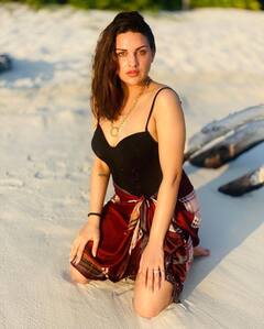 Himanshi Khurana Photos: मालदीव के बीच पर दिखा Himanshi Khurana का स्टनिंग लुक, तस्वीरों पर थम जाएंगी आपकी नजरें