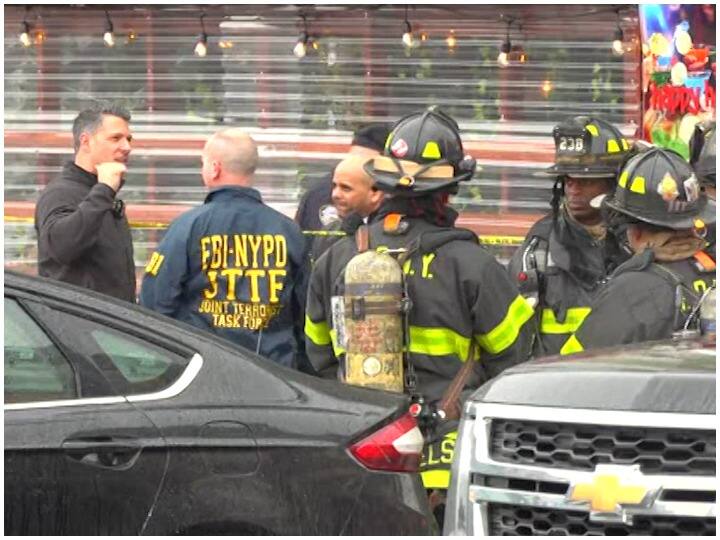 अमेरिका के न्यूयॉर्क में एक सबवे स्टेशन पर अचानक गोलीबारी हो गई. एक शख्स ने यहां कई लोगों पर गोलियां बरसा दीं और स्मोक बम भी फेंका.