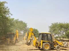 Noida: ग्रेटर नोएडा में 20 करोड़ रुपये की जमीन पर बुलडोजर चलाकर हटाया गया अवैध कब्जा, भू-माफियाओं को FIR की दी गई चेतावनी