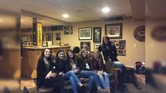 Optical Illusion: ৬ জন মহিলার ৫ জোড়া পা? ছবি দেখে চক্ষু ছানাবড়া সকলের