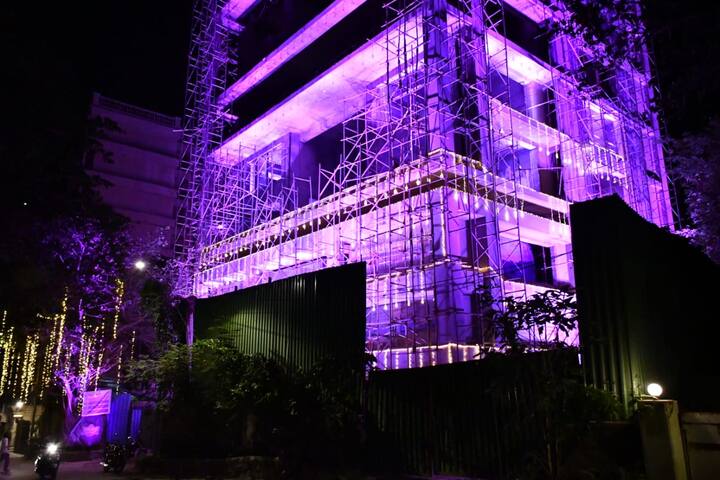 আর এই হাইভোল্টেজ বিয়ের জন্য সেজে উঠল রণবীর কপুরের বাংলো। বাড়ির নিচ থেকে ওপর পর্যন্ত আলোয় সাজল ম্যানসন।