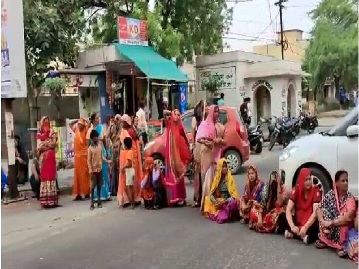 Water Problem: अलवर में विकराल हुई पानी की समस्या, महिलाओं ने सड़क पर लगाया जाम...किया प्रदर्शन