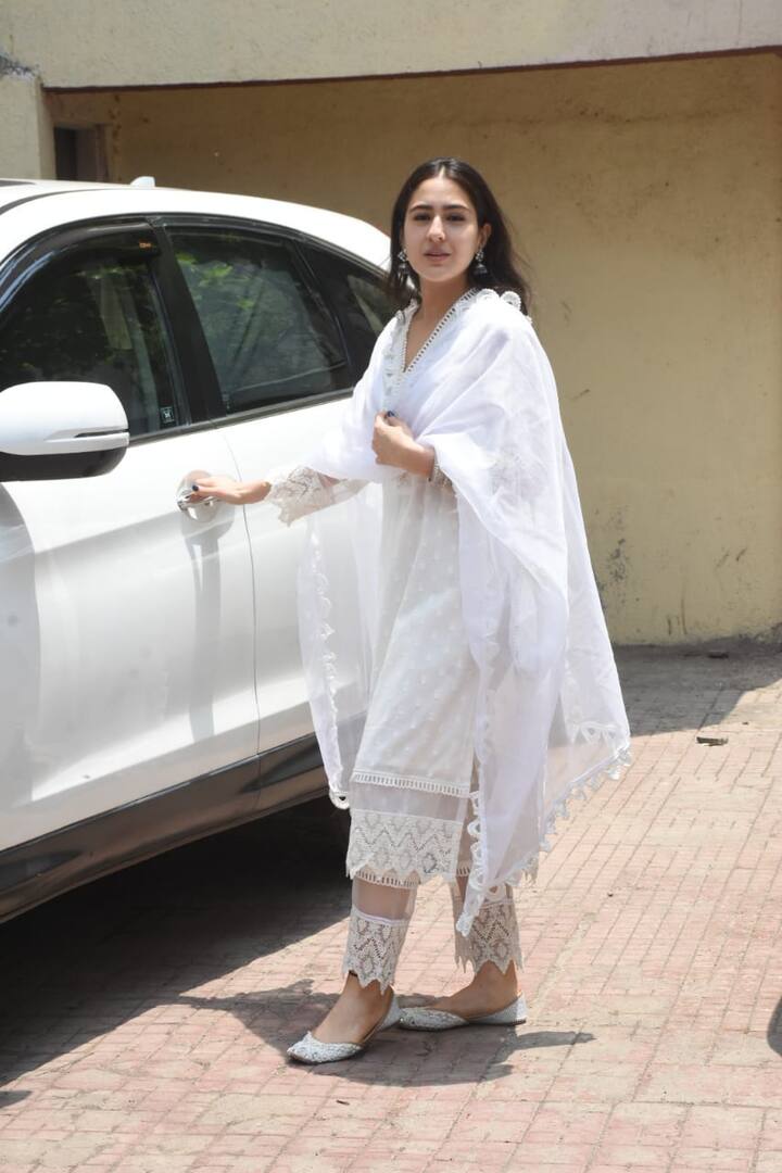 कुछ हसीनाएं तो ऐसी हैं जो अपने दिन की शुरुआत ही योगा करके नहीं तो जिम से शुरू करती हैं. इनके लिए फिटनेस हमेशा से ही प्रायोरिटी रही है.