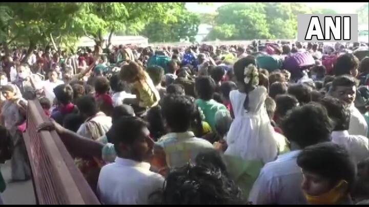 తిరుమల శ్రీవారి సర్వదర్శన టోకెన్ల కోసం భక్తులు భారీగా రావడంతో తోపులాట చోటుచేసుకుంది. Source : ANI Twitter)
