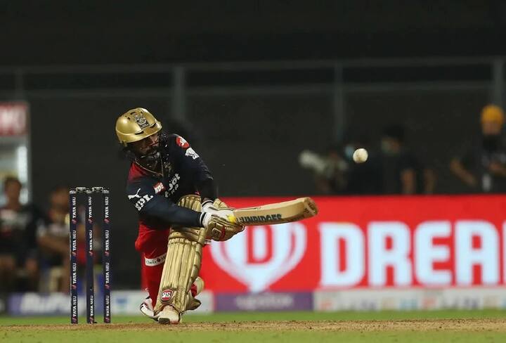 ઇન્ડિયન પ્રીમિયર લીગ (IPL)ની વર્તમાન સિઝનમાં દિનેશ કાર્તિક શાનદાર ફોર્મમાં જોવા મળી રહ્યો છે. રોયલ ચેલેન્જર્સ બેંગ્લોર (RCB)ના વિકેટ કીપર બેટ્સમે દિનેશે અત્યાર સુધી 4 મેચમાં 97 રન બનાવ્યા છે. આ દરમિયાન વિપક્ષી ટીમનો કોઈપણ બોલર આ અનુભવી ખેલાડીને આઉટ કરવામાં નિષ્ફળ રહ્યો હતો.