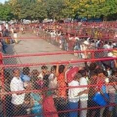 In Pics : తిరుమలలో తోపులాట, క్యూలైన్లలో భక్తుల అవస్థలు