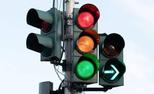 হলুদ রঙটিও অনেকটা দূর থেকে সহজেই চোখে পড়ে, তাই হাসপাতাল, স্কুল এর আশেপাশে সতর্কতা সাইন হিসেবে হলুদ রঙ ব্যবহার করা হয়। যার অর্থ- এই সকল স্থানে সতর্ক থাকা।