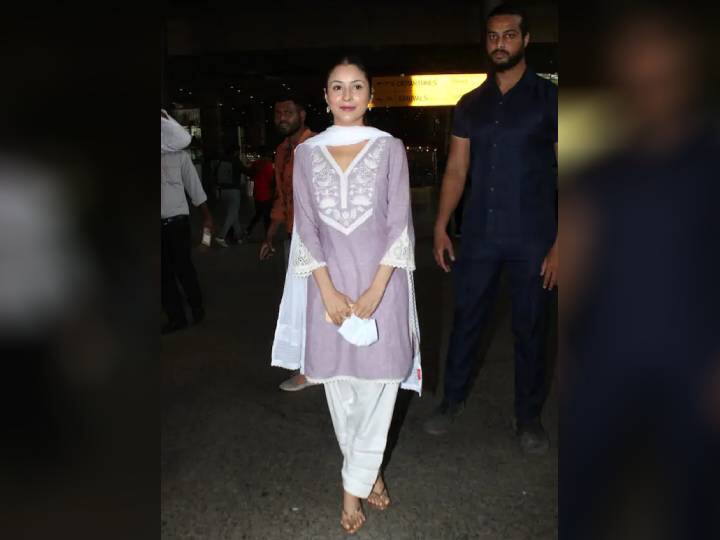 आपला लूक पूर्ण करण्यासाठी तिने सोनेरी हिल्ससह साधे कानातले देखील परिधान केले होते. शहनाजने मुंबईत पाऊल ठेवताच मीडियाच्या कॅमेऱ्यांनी तिला घेरले आणि तिच्याशी भरपूर गप्पा मारल्या.