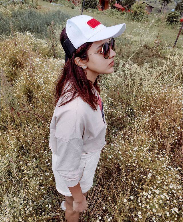 అమలాపాల్ ప్రకృతి ఒడిలో విహరిస్తోంది. పూలతోటల్లో, కొండల నడుమ షికార్లు చేస్తోంది. -Image credit: AmalaPaul/Instagram