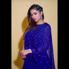 Nivetha Pethuraj Photos: రంగు రంగు పువ్వులున్న అందమైన తోటలో ఇప్పుడే పూసిన కొత్తపువ్వులా ఉన్న నివేదా