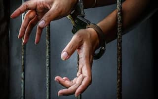 Crime News:  દારૂના નશામાં પતિ ફટકારતો હતો પત્નીને, છુટકારો મેળવવા પત્નીએ દારૂની બોટલમાં ઉંઘની ગોળીઓ નાંખીને.....