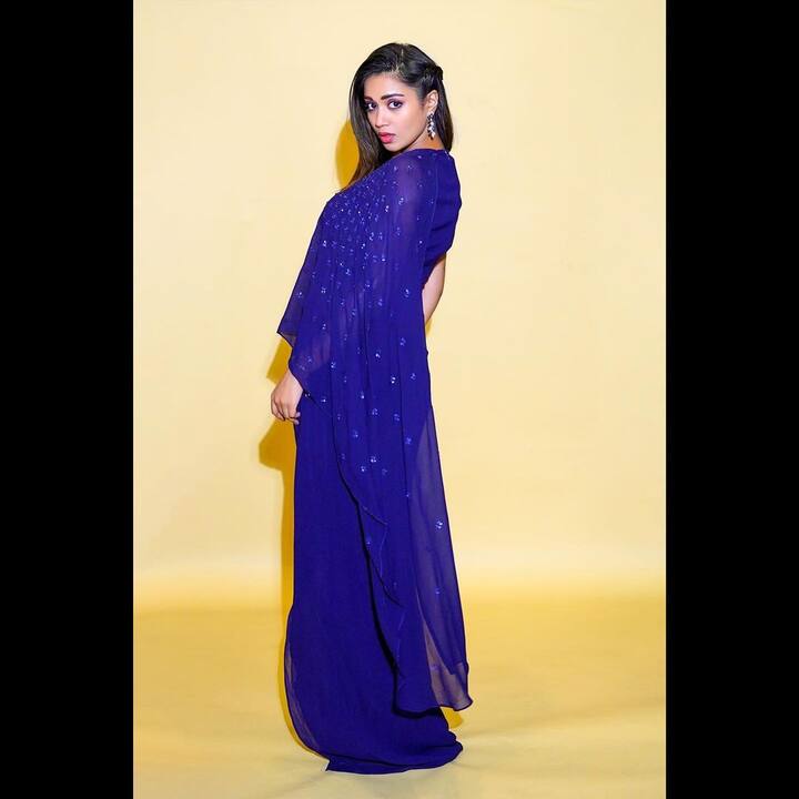 ప్రస్తుతం నివేదా పేతురాజ్ చేతిలో రెండు తెలుగు సినిమాలు, ఓ తమిళ మూవీ ఉంది. తెలుగులో 'విరాటపర్వం' ఒకటి, చందు మొండేటి సినిమా మరొకటి. ఓ వైపు వరుస సినిమాలతో బిజీగా ఉన్నప్పటికీ సోషల్ మీడియాలో మాత్రం యాక్టివ్ గా ఉంటోంది బ్యూటీ. ఎప్పటికప్పుడు లేటెస్ట్ ఫొటోస్ షేర్ చేసి మెస్మరైజ్ చేస్తోంది.