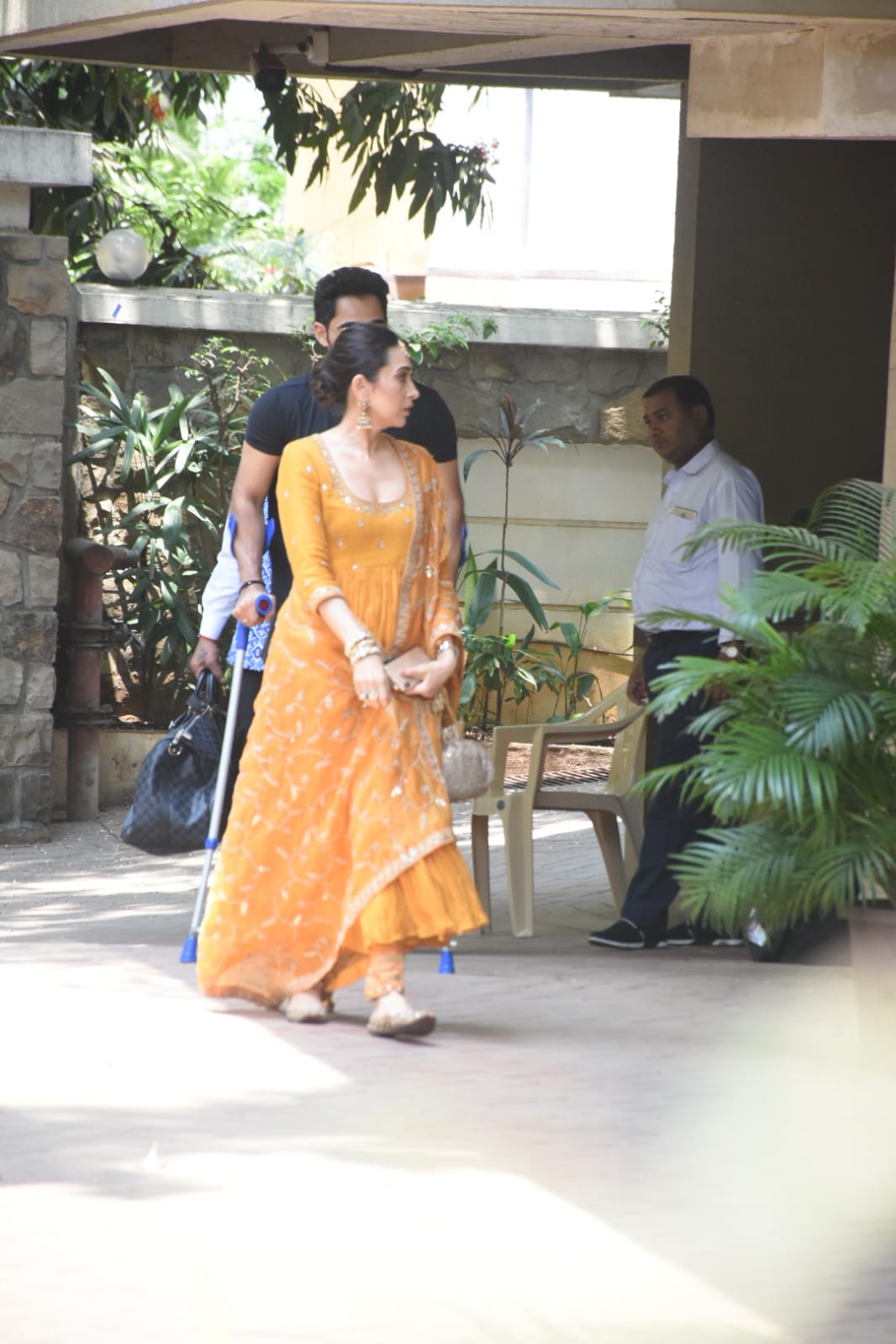 Ranbir Kapoor-Alia Bhatt Wedding: Kareena Kapoor Khan & Sister Karisma Look Stunning In Traditional Outfits As They Arrive At RK's Vastu House For Mehendi