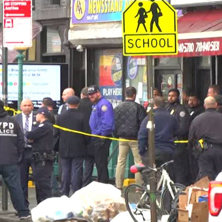 কেউ অপরাধীর সন্ধান দিতে পারলে তাঁকে ৫০ হাজার আমেরিকান ডলার পুরস্কার দেওয়া হবে বলে ঘোষণা করেছে নিউ ইয়র্ক পুলিশ।