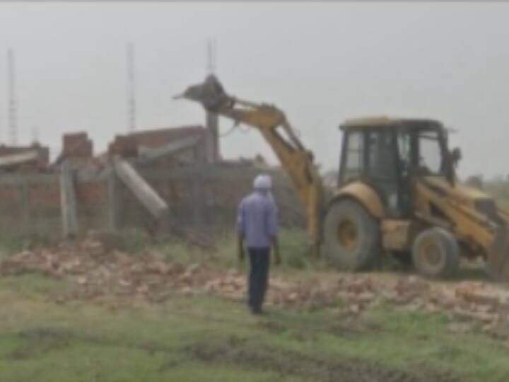 UP News Prayagraj Development Authority bulldozer action on illegal construction and 300 crore land cleared ann Prayagraj News: प्रयागराज में अवैध निर्माण पर चले बुलडोजर, 300 करोड़ से ज्यादा की जमीन हुई खाली