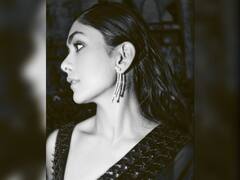 'जर्सी' सिनेमा रिलीजपूर्वी मृणाल ठाकूरचं नवं फोटोशूट, काळ्या रंगाच्या साडीत शेअर केले नवे फोटोज