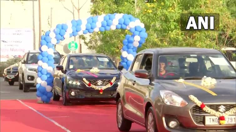 Chennai-based IT firm gifts 100 cars, worth Rs 15 crore, to employees ਕੰਪਨੀ ਨੇ ਆਪਣੇ ਮੁਲਾਜ਼ਮਾਂ ਨੂੰ ਵੰਡੀਆਂ ਮੁਫਤ ਕਾਰਾਂ, 10 ਸਾਲ ਤੋਂ ਵੱਧ ਸਮੇਂ ਤੋਂ ਕੰਮ ਕਰਨ ਵਾਲਿਆਂ ਨੂੰ ਤੋਹਫਾ