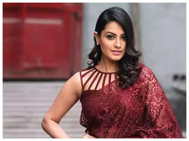 After Nidhhi Agerwal now Anita Hassanandani promotes condoms Anita Hassanandani: భర్తతో కలిసి హీరోయిన్ కండోమ్ ప్రమోషన్ - వీడియో వైరల్