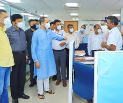 पाहा फोटो: दोन वर्षानंतर मुख्यमंत्री उद्धव ठाकरे मंत्रालयात; विविध विभागांना दिली भेट