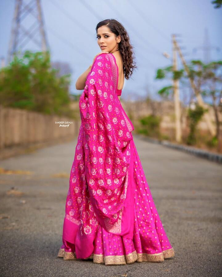 అందాల యాంకర్ రష్మీ గౌతమ్. ఈమె ఫాలోయింగ్ మామూలుగా ఉండదు.  -Image credit: RashmiGautham/Instagram