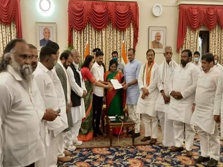 Telangana Congress Leaders meets governor tamilisai complaints over GO 111 cancellation Telangana Congress: కలిసికట్టుగా గవర్నర్ వద్దకు టీకాంగ్రెస్ నేతలు - వడ్ల కొనుగోలులో ఇద్దరివీ డ్రామాలే: కోమటిరెడ్డి