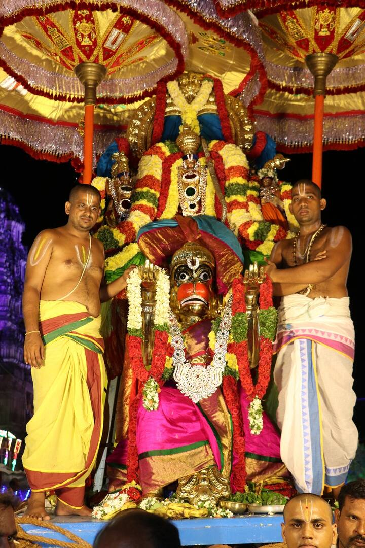 ఒంటిమిట్ట కోదండరామస్వామివారి వార్షిక బ్రహ్మోత్సవాల్లో భాగంగా నాల్గో రోజు బుధ‌వారం రాత్రి  స్వామివారు హనుమంత వాహనంపై అభయమిచ్చారు.