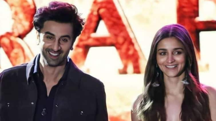 Alia Ranbir Wedding: Alia's 'Dilbaro' played at Mehendi ceremony Alia Ranbir Wedding: আলিয়ার মেহেন্দি অনুষ্ঠানে কী গান বাজল?