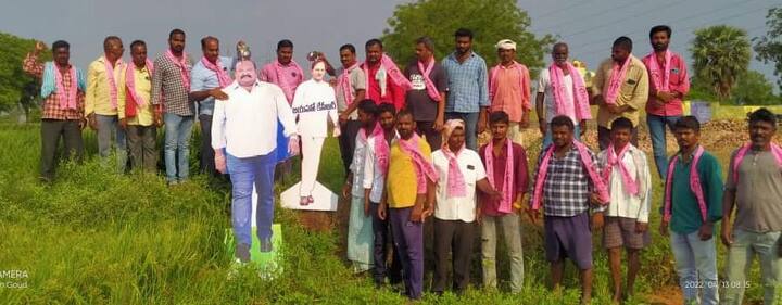 అనంతరం రైతులు మాట్లాడుతూ కేంద్ర ప్రభుత్వం తెలంగాణ రైతులను నట్టేట ముంచాలని చూస్తే సీఎం కేసీఆర్ ప్రతి గింజలు తామే ఉంటామని ప్రకటించి మరోసారి రైతు పక్షపాతి అని నిరూపించారన్నారు.