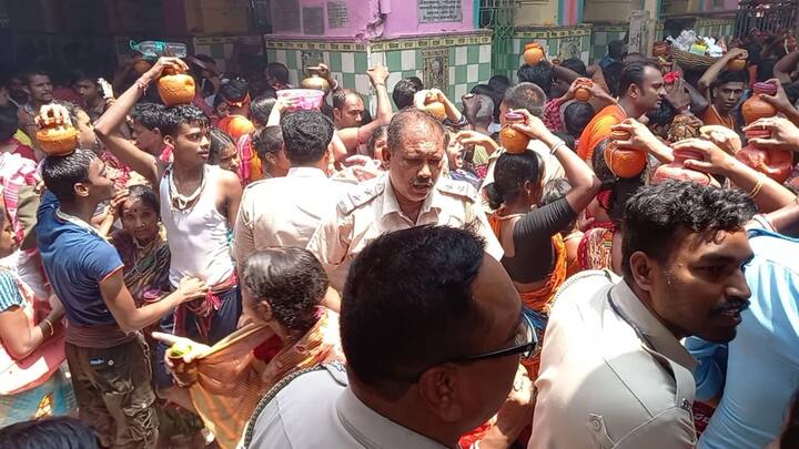 আজকের দিনে বাবার ভোগ হয় না। দুধ, ফল দেওয়া হয় বাবাকে। পূরাণ মতে জানা যায়, দেশ ও দশের মঙ্গল কামনায় নীলষষ্ঠী উপলক্ষ্যে বঙ্গের নারীরা উপবাস করেন। উপবাসে থেকে বাবার মাথায় জল, ফুল, বেলপাতা ঢালতে সকাল থেকেই ভিড় জমিয়েছেন তারকেশ্বর মন্দিরে। বাবার মাথায় জল ঢেলে ধুপ, বাতি জ্বালিয়ে ফলাহার গ্ৰহণ করে উপবাস ভঙ্গ করেন তাঁরা। তাই সকাল থেকে লোকারন্য তারকেশ্বর মন্দির।