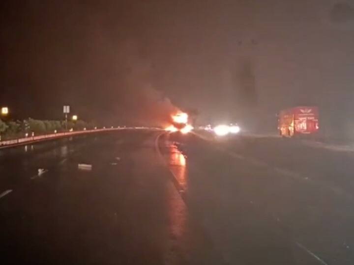 maharashtra solapur news heavy rains on Solapur-Pune highway have caused firecracker truck to burn Solapur : फटाके भरलेल्या ट्रकवर वीज कोसळली अन् होत्याचं नव्हतं झालं...! सोलापूर-पुणे हायवेवरील घटना