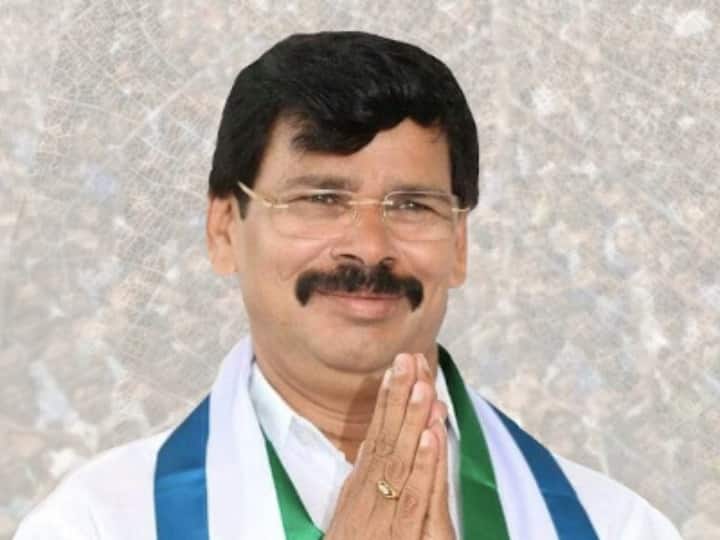 YSRCP Workers set a deadline for Rayadurg MLA Kapu Ramachandra Reddy. YSRCP Mla : జగన్ మంత్రి పదవి ఇవ్వరు - వాళ్లేమో ఊళ్లోకి రానివ్వరు ! ఆ ఎమ్మెల్యే కష్టం ఎవరు తీరుస్తారు ?
