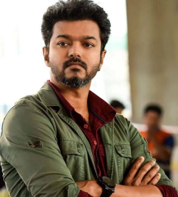 थलापति विजय: जल्द ही फिल्म बीस्ट में नज़र आने वाले तमिल सुपर स्टार विजय की एक फिल्म की फीस तकरीबन 20 करोड़ रुपये है. वह सबसे सक्सेसफुल स्टार्स में से एक हैं.