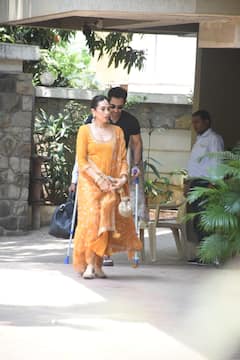 भाई की शादी में बन ठनकर पहुंचीं करीना कपूर- करिश्मा कपूर, देखें तस्वीरें