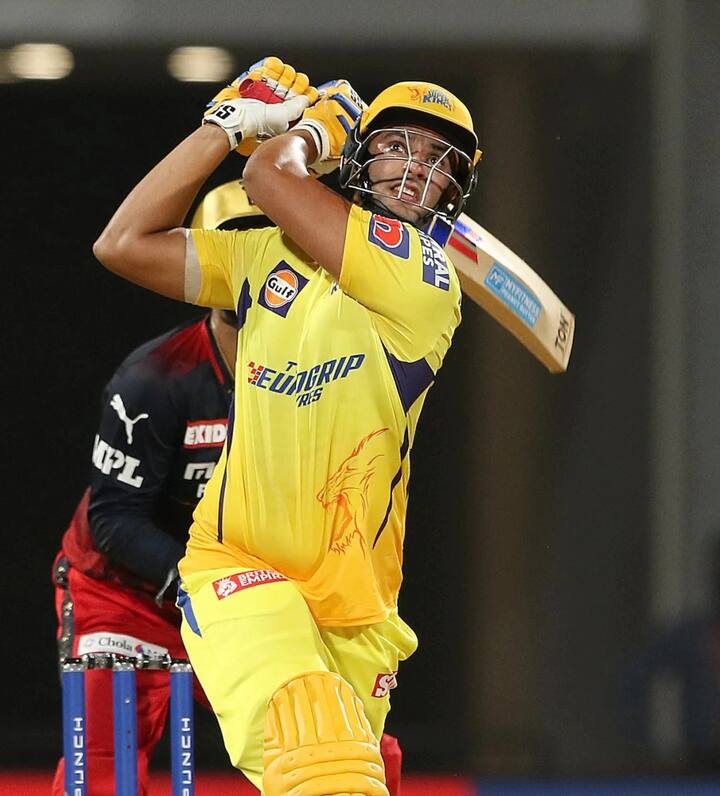 ઈન્ડિયન પ્રીમિયર લીગ (IPL) 2022માં ચેન્નઈ સુપર કિંગ્સ (CSK)નો બેટ્સમેન શિવમ દુબે શાનદાર ફોર્મમાં જોવા મળી રહ્યો છે. રોયલ ચેલેન્જર્સ બેગ્લોર સામે શિવમ દુબેએ 46 બોલમાં અણનમ 95 રનની શાનદાર ઇનિંગ રમી હતી. આક્રમક બેટિંગ બાદ શિવમ દુબે સોશિયલ મીડિયા પર ઘણો ટ્રેન્ડ થયો હતો. આવો જાણીએ શિવમ દુવેની લવ સ્ટોરી વિશે. (ફોટોઃ આઇપીએલ)
