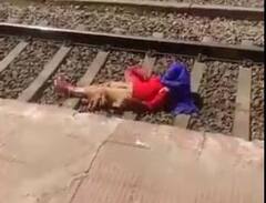 ઉપરથી પસાર થઈ ગઈ ટ્રેન છતા પણ ફોન પર વાત કરતી રહી છોકરી, વીડિયો થયો વાઈરલ