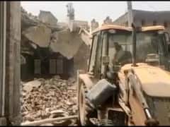 Rampur: पूर्व प्रधान और भतीजे पर दिनदहाड़े चली गोली, एक की मौत, कुछ घंटे बाद ही आरोपियों का घर बुलडोजर चलाकर ढहाया गया