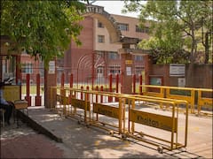 Noida-Ghaziabad School: नोएडा-गाजियाबाद के स्कूलों में कोरोना के नए केस मिलने से अभिभावकों में चिंता, ऑनलाइन मोड में होगी पढ़ाई