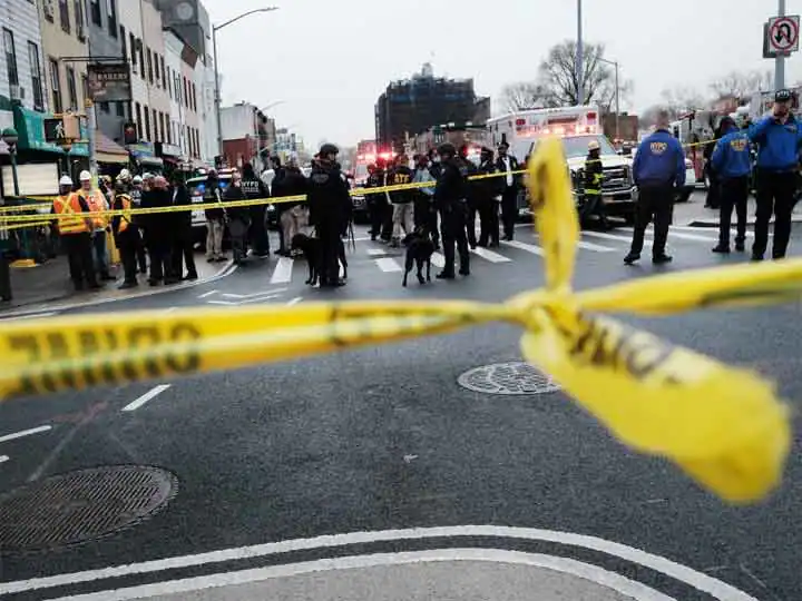 New york Attack : Attacker came Wearing a Gas Mask indiscriminately fired bullets at the New york city Subway Station ਗੈਸ ਮਾਸਕ ਪਹਿਨ ਕੇ ਆਇਆ ਸੀ ਹਮਲਾਵਰ, ਨਿਊਯਾਰਕ ਸਿਟੀ ਸਬਵੇਅ ਸਟੇਸ਼ਨ 'ਤੇ ਕੀਤੀ ਅੰਨ੍ਹੇਵਾਹ ਫਾਇਰਿੰਗ, ,ਮੈਟਰੋ ਸੇਵਾ ਹੋਈ ਪ੍ਰਭਾਵਿਤ 