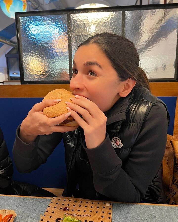 व्हिडिओमध्ये ती म्हणतेय, 'मी रणबीरला पहिल्यांदा भेटले तेव्हा मी 11 वर्षांची होते. संजय लीला भन्साळीच्या 'ब्लॅक' चित्रपटाच्या ऑडिशनला आलीया गेली होती आणि रणबीर या चित्रपटाला असिस्ट करत होता.