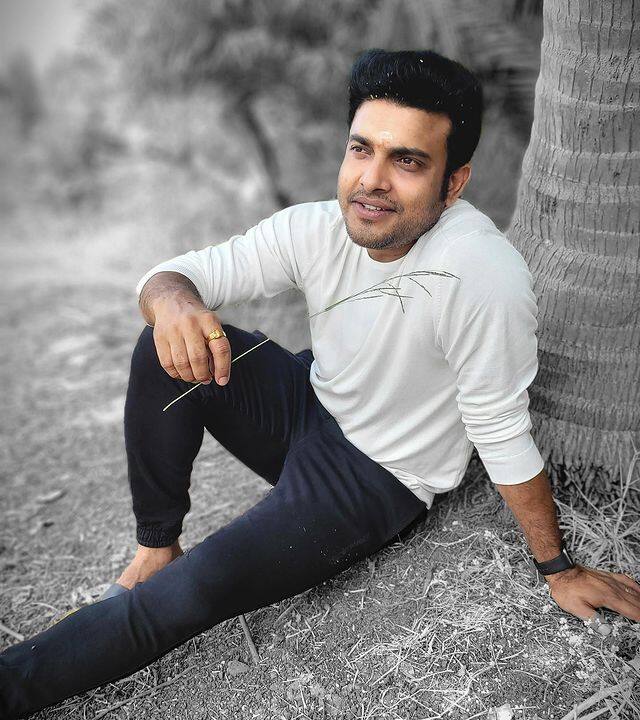 అతడు ప్రధాన పాత్రలో నటించిన 'రాజు యాదవ్' అనే సినిమాను రూపొందించారు. (Photo Courtesy: Getup Srinu Instagram)