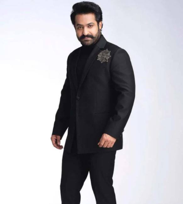 जूनियर एनटीआर: आरआरआर के स्टार जूनियर एनटीआर तेलुगु एक्टर और पॉलिटिशियन एनटी रामा राव के पोते हैं. मीडिया रिपोर्ट्स के मुताबिक, उनकी एक फिल्म की फीस 45 करोड़ रुपये है.