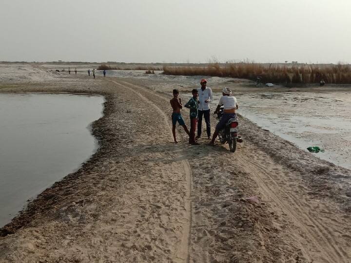 Prayagraj में खनन माफियाओं का कारनामा, गंगा की धारा को किया कैद, नदी के बीच बनाई सड़क