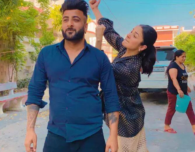 ਦਰਅਸਲ, ਹਾਲ ਹੀ 'ਚ ਸ਼ਹਿਨਾਜ਼ ਗਿੱਲ ਪੰਜਾਬ ਦੇ ਆਪਣੇ ਪਿੰਡ ਪਹੁੰਚੀ ਸੀ, ਜਿੱਥੇ ਉਨ੍ਹਾਂ ਨੇ ਖੂਬ ਮਸਤੀ ਕੀਤੀ। ਕਾਫੀ ਸਮੇਂ ਬਾਅਦ ਉਨ੍ਹਾਂ ਨੇ ਆਪਣੇ ਭਰਾ ਸ਼ਾਹਬਾਜ਼ ਬਦੇਸ਼ਾ ਨਾਲ ਵੀ ਮਸਤੀ ਕੀਤੀ।