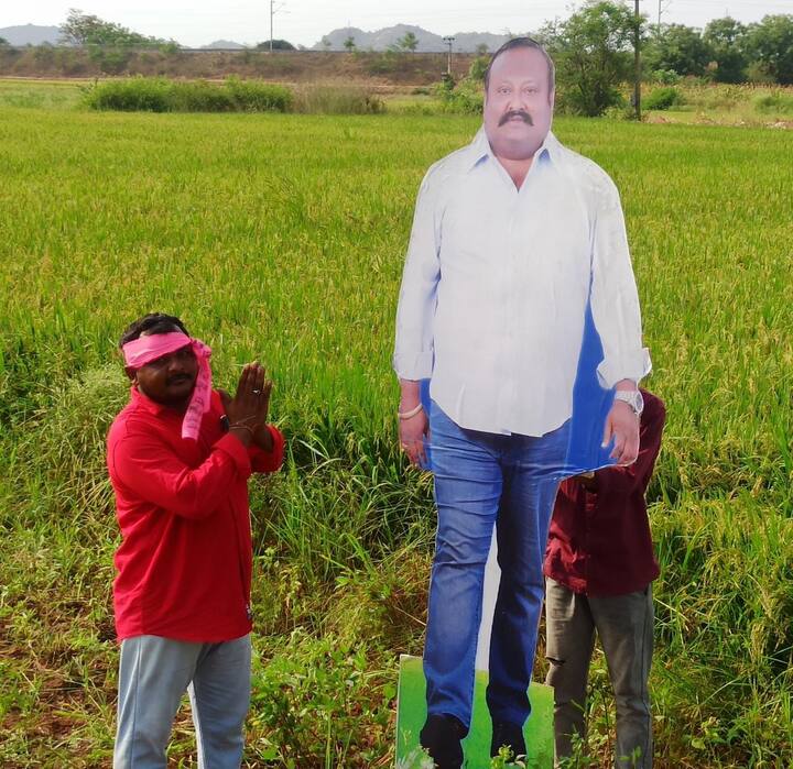 జయహో కేసీఆర్ అంటూ కటౌట్లు తయారు చేసి పొలాల్లో ప్రదర్శిస్తూ ఆనందం వ్యక్తం చేయడం ఆకట్టుకుంది