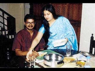 Actor vijays old video getting viral and here you know his favorite food Actor vijay: வைரலாகும் foodie தளபதி! - பிரியாணிதான் ஃபேவெரட்டாம்.. விஜயின் மனைவி சொன்ன விஷயங்கள்!!
